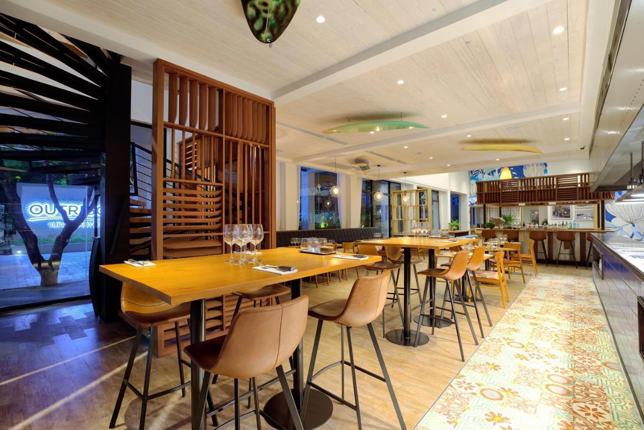 Outrigger Surin Beach Resort - Sha Extra Plus Kültér fotó Restaurant