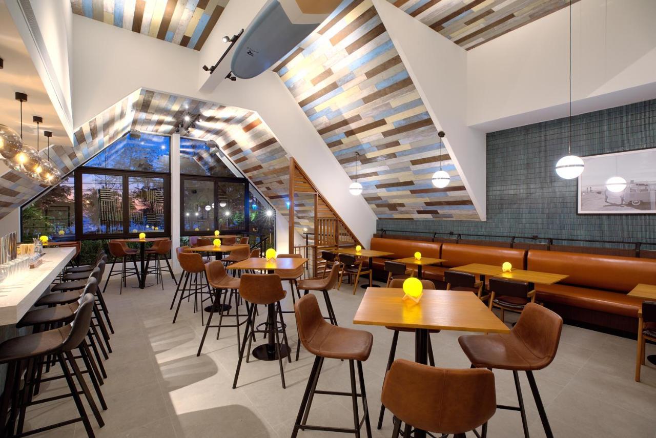 Outrigger Surin Beach Resort - Sha Extra Plus Kültér fotó Interior of a Shake Shack restaurant