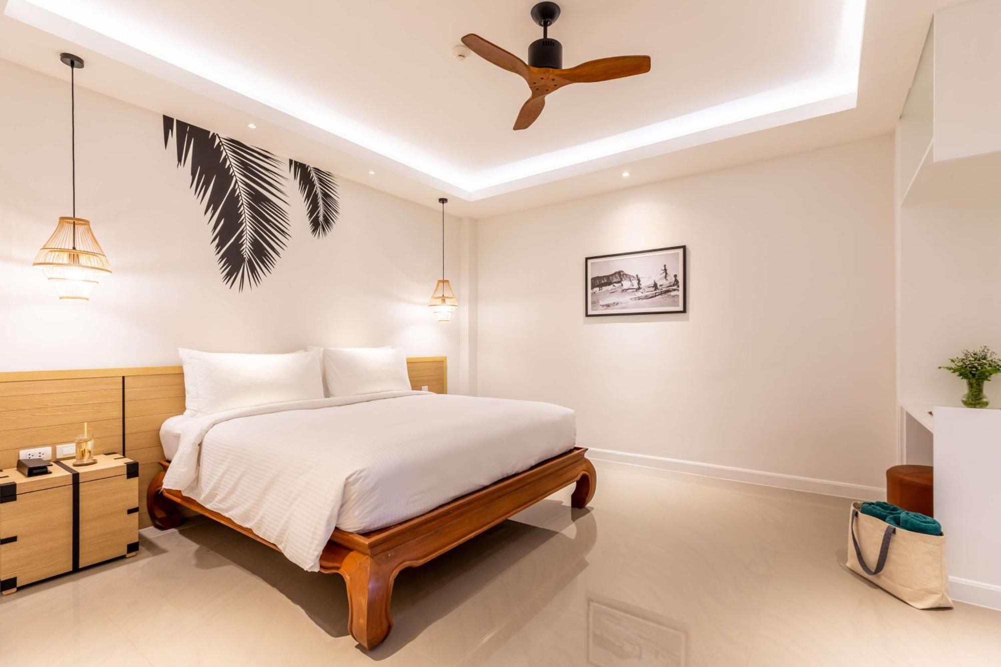Outrigger Surin Beach Resort - Sha Extra Plus Kültér fotó A bedroom at the hotel